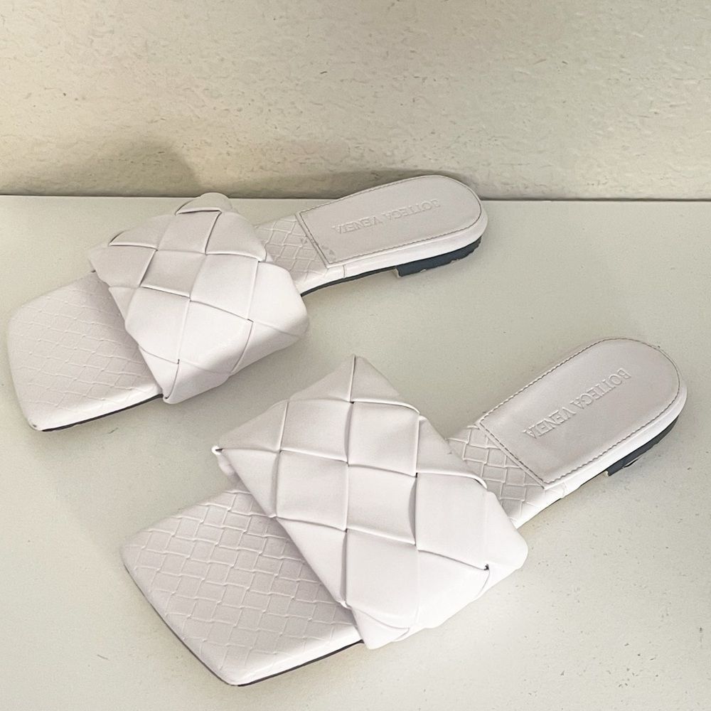 Bottega Veneta Lido flat slides in white - Picture 13 of 15